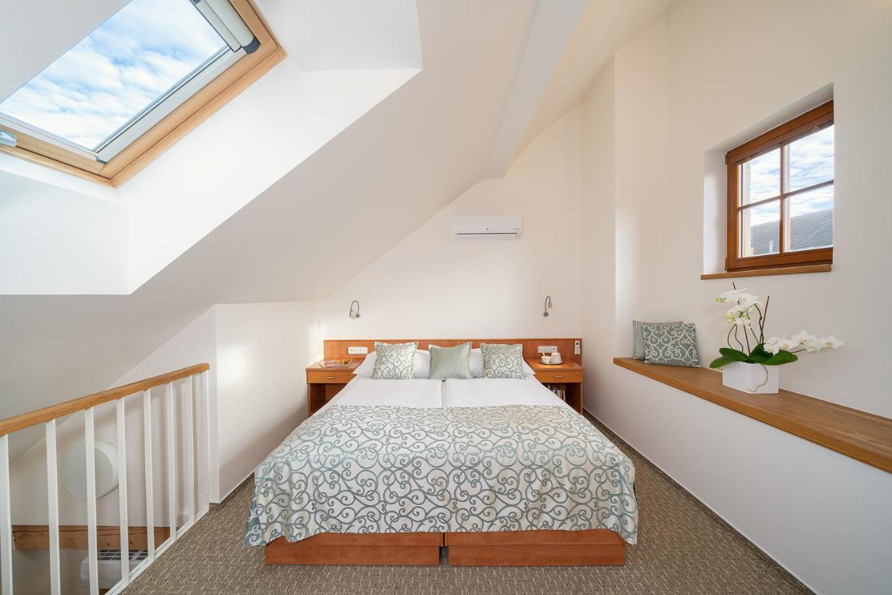 Hotel Bily Jednorozec Třeboň Dış mekan fotoğraf