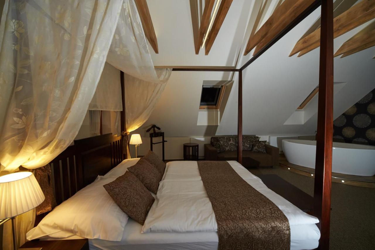 Hotel Bily Jednorozec Třeboň Dış mekan fotoğraf