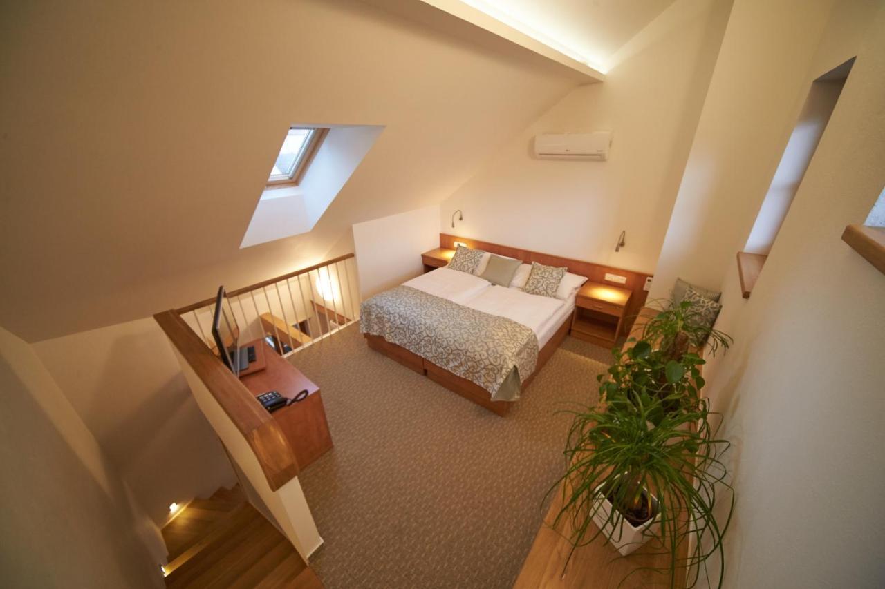 Hotel Bily Jednorozec Třeboň Dış mekan fotoğraf