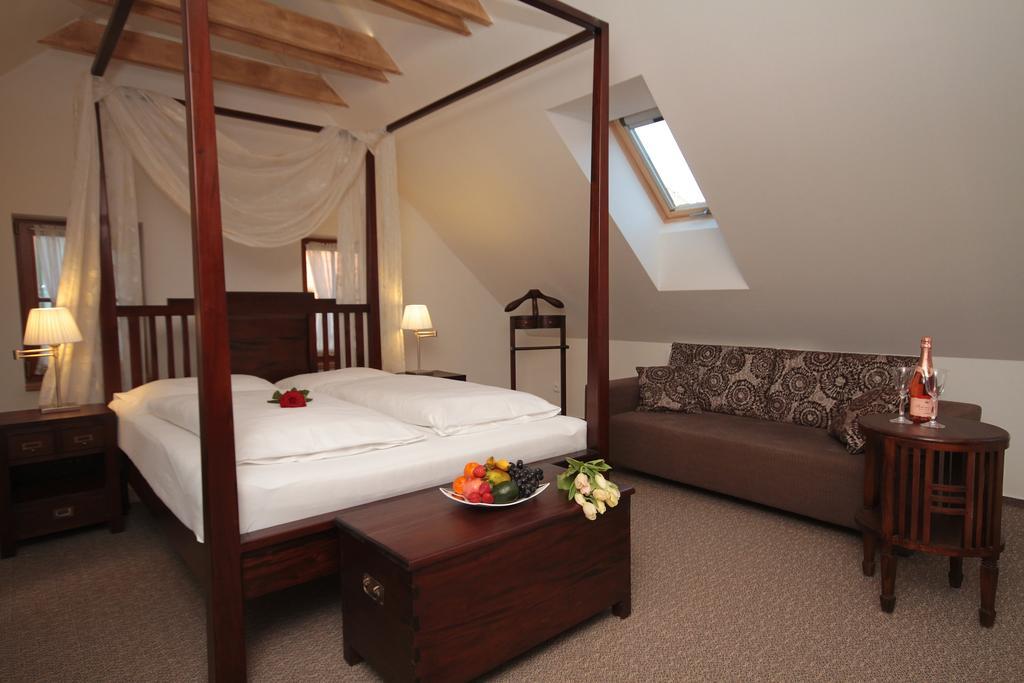 Hotel Bily Jednorozec Třeboň Dış mekan fotoğraf